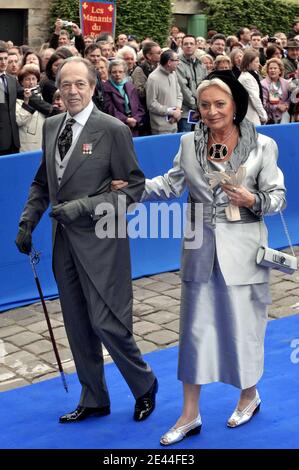 Der Graf von Paris Henri von Orleans und die Ehefrau Micaela Cousino besuchen die Hochzeit von Philomena De Tornos und Jean von Orleans in der Senlis Kathedrale am 2. Mai 2009 in Senlis, Frankreich. Foto von Gorassini-Mousse/ABACAPRESS.COM Stockfoto