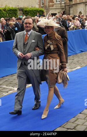 Alexander Prinz von Schaumburg-Lippe und seine Frau Nadja Anna besuchen die Hochzeit von Philomena De Tornos und Jean von Orleans in der Senlis Kathedrale am 2. Mai 2009 in Senlis, Frankreich. Foto von Gorassini-Mousse/ABACAPRESS.COM Stockfoto