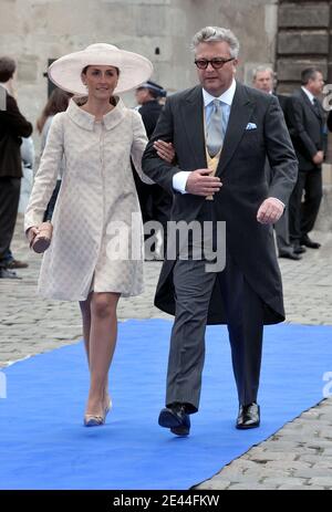 Prinz Laurent von Belgien und seine Frau Prinzessin Claire von Belgien besuchen die Hochzeit von Philomena De Tornos und Jean von Orleans in der Senlis Kathedrale am 2. Mai 2009 in Senlis, Frankreich. Foto von Gorassini-Mousse/ABACAPRESS.COM Stockfoto