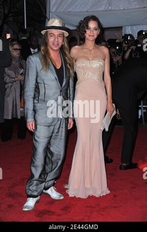 Der Designer John Galliano und Marion Cotillard kommen bei der Costume Institute Gala an, die am 4. Mai 2009 im Metropolitan Museum of Art in New York City, NY, USA, stattfand. Foto von Gregorio Binuya/ABACAPRESS.COM Stockfoto