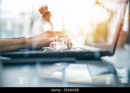 Nahaufnahme der Hände einer Frau, die auf einer Laptop-Tastatur tippt. Intelligentes Arbeitskonzept mit doppelten Belichtungseffekten Stockfoto