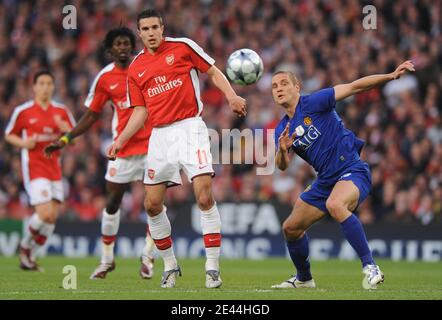 Robin Van Persie von Arsenal und Nemanja Vidic von Manchester United kämpfen am 5. Mai 2009 im Emirates Stadium in London um den Ball während des UEFA Champions League Fußballmatches, Halbfinale, zweite Etappe, Arsenal gegen Manchester United. Manchester United gewann 3:1. Foto von Steeve McMay/ABACAPRESS.COM Stockfoto