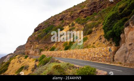 Chapman's Peak - Kapstadt, Südafrika - 19-01-2021 Sicherheitsnetz entlang des Chapmans Peak Drive. Um zu verhindern, dass Felsen auf die Straße fallen. Stockfoto