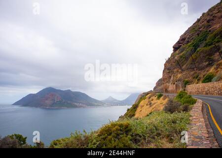 Chapman's Peak - Kapstadt, Südafrika - 19-01-2021 schöne Aussicht von der langen Straße des Chapmans Peak. Blick auf Hout Bay und wolkigen Himmel. Stockfoto