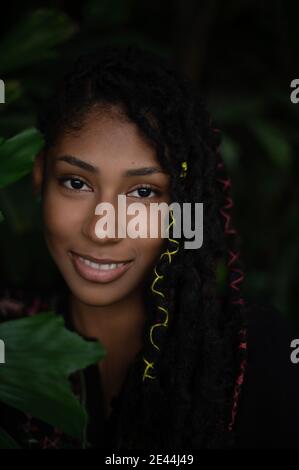 Intime Nahaufnahme Porträt von attraktiven afro latina Frau umgeben von Natur Stockfoto