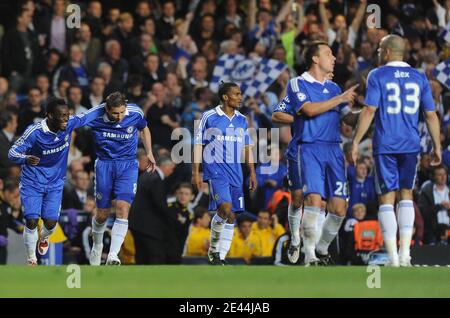 Chelsea's Michael Essien feiert mit seinen Teamkollegen, nachdem er das erste Tor während des UEFA Champions League Fußballmatches, Halbfinale, zweite Etappe, Chelsea gegen Barcelona am 6. Mai 2009 im Stamford Bridge Stadion in London, Großbritannien, erzielt hat. Das Spiel endete in einem Unentschieden von 1-1. Barcelona setzt Chelsea ein, um das Champions-League-Finale zu erreichen. Foto von Steeve McMay/ABACAPRESS.COM Stockfoto