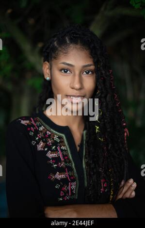 Porträt einer selbstbewussten attraktiven afro latina Frau mit Dreadlocks Stockfoto