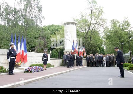 Der französische Präsident Nicolas Sarkozy würdigt die französische Polizei am 8. Mai 2009 in Paris im Rahmen der Feierlichkeiten zum Ende des 2. Weltkrieges und zum Sieg der Verbündeten gegen Deutschland. Foto Pool von Denis/ABACAPRESS.COM Stockfoto