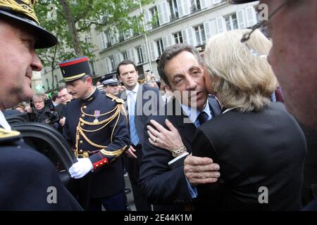 Der französische Präsident Nicolas Sarkozy würdigt die französische Polizei am 8. Mai 2009 in Paris im Rahmen der Feierlichkeiten zum Ende des 2. Weltkrieges und zum Sieg der Verbündeten gegen Deutschland. Foto Pool von Denis/ABACAPRESS.COM Stockfoto