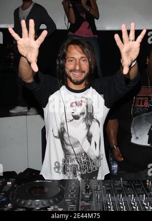 Der französische DJ Bob Sinclar nimmt an der Party für die Veröffentlichung seines neuen Albums 'Born in 69' Teil, das am 10. Mai 2009 im VIP Room in Paris, Frankreich, stattfand. Foto von Marco Vitchi/ABACAPRESS.COM Stockfoto