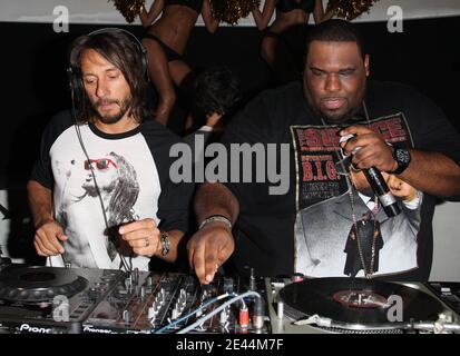 Der französische DJ Bob Sinclar und Big Ali nehmen an der Party zur Veröffentlichung seines neuen Albums 'Born in 69' Teil, das am 10. Mai 2009 im VIP Room in Paris, Frankreich, stattfand. Foto von Marco Vitchi/ABACAPRESS.COM Stockfoto