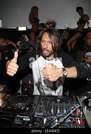 Der französische DJ Bob Sinclar nimmt an der Party für die Veröffentlichung seines neuen Albums 'Born in 69' Teil, das am 10. Mai 2009 im VIP Room in Paris, Frankreich, stattfand. Foto von Marco Vitchi/ABACAPRESS.COM Stockfoto