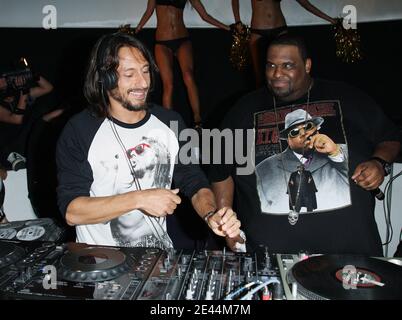 Der französische DJ Bob Sinclar und Big Ali nehmen an der Party zur Veröffentlichung seines neuen Albums 'Born in 69' Teil, das am 10. Mai 2009 im VIP Room in Paris, Frankreich, stattfand. Foto von Marco Vitchi/ABACAPRESS.COM Stockfoto
