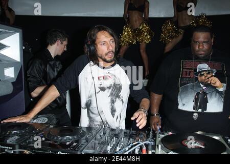 Der französische DJ Bob Sinclar und Big Ali nehmen an der Party zur Veröffentlichung seines neuen Albums 'Born in 69' Teil, das am 10. Mai 2009 im VIP Room in Paris, Frankreich, stattfand. Foto von Marco Vitchi/ABACAPRESS.COM Stockfoto