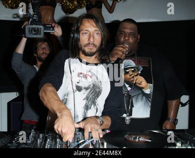 Der französische DJ Bob Sinclar und Big Ali nehmen an der Party zur Veröffentlichung seines neuen Albums 'Born in 69' Teil, das am 10. Mai 2009 im VIP Room in Paris, Frankreich, stattfand. Foto von Marco Vitchi/ABACAPRESS.COM Stockfoto