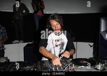 Der französische DJ Bob Sinclar nimmt an der Party für die Veröffentlichung seines neuen Albums 'Born in 69' Teil, das am 10. Mai 2009 im VIP Room in Paris, Frankreich, stattfand. Foto von Marco Vitchi/ABACAPRESS.COM Stockfoto