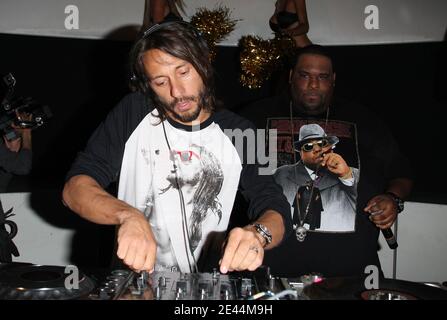Der französische DJ Bob Sinclar nimmt an der Party für die Veröffentlichung seines neuen Albums 'Born in 69' Teil, das am 10. Mai 2009 im VIP Room in Paris, Frankreich, stattfand. Foto von Marco Vitchi/ABACAPRESS.COM Stockfoto