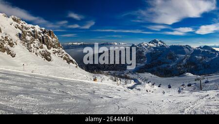 Winterpanorama des Skigebiets Nassfeld mit Snowy Rock und Skipiste in Österreich. Schneebedeckte Berge an einem sonnigen Tag. Stockfoto