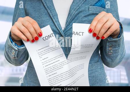 Geschäftsfrau zerreißt Vertrag im Büro - Vertragsbruch Stockfoto