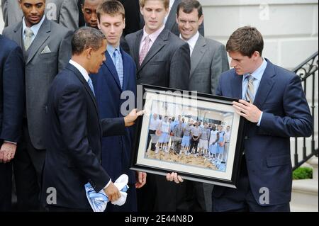 US-Präsident Barack Obama erhält am 11. Mai 2009 ein gerahmtes Bild menís Basketballteams der University of North Carolina auf dem South Lawn des Weißen Hauses in Washington, DC, USA. Foto von Olivier Douliery/ABACAPRESS.COM Stockfoto