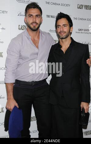 Lorenzo Martone und Designer Marc Jacobs nehmen am 11. Mai 2009 an einer Vorführung von "Easy Virtue" Teil, die von der Cinema Society und dem Wall Street Journal mit Jaeger-Lecoultre und Brooks Brothers im AMC Loews 19th Street in New York City, NY, USA veranstaltet wird. Foto von David Miller/ABACAPRESS.COM (im Bild: Lorenzo Martone, Marc Jacobs) Stockfoto