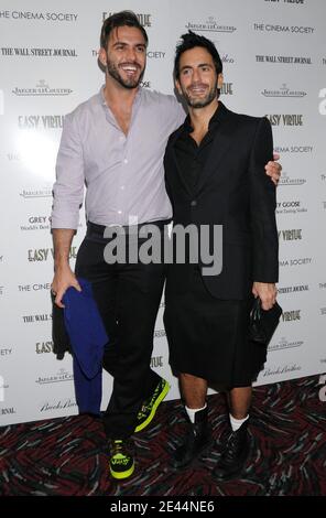 Lorenzo Martone und Designer Marc Jacobs nehmen am 11. Mai 2009 an einer Vorführung von "Easy Virtue" Teil, die von der Cinema Society und dem Wall Street Journal mit Jaeger-Lecoultre und Brooks Brothers im AMC Loews 19th Street in New York City, NY, USA veranstaltet wird. Foto von David Miller/ABACAPRESS.COM (im Bild: Lorenzo Martone, Marc Jacobs) Stockfoto