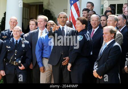 Präsident Barack Obama, Vizepräsident Joe Biden posieren mit den Top Cops Preisträgern im Rosengarten im Weißen Haus 12. Mai 2009 in Washington, DC. Foto von Olivier Douliery/ABACAPRESS.COM (im Bild: Barack Obama, Joe Biden ) Stockfoto