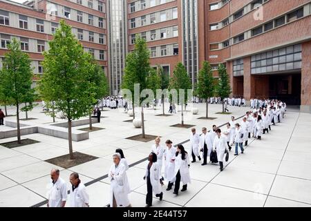 Dans le cadre du mouvement national de greve et d'Action contre le project de loi Bachelot reformant les hopitaux publics, plusieurs centaines de medecins de la Cite hospitaliere de Lille ont organize une ronde de protestation dans la cour de l'hopital Hur Stockfoto