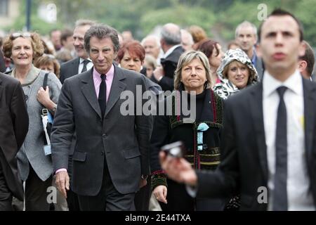 Jack lang, Abgeordneter von Pas-de-Calais, und Natacha Bouchart, Bürgermeister von Calais, nehmen an der Einweihung der Arbeit "la mer - la dentelle, la dentelle - la mer" der italienischen Künstlerin Maria Dompe Teil, die im Vorfeld der Einweihung der "Cite intern Stockfoto