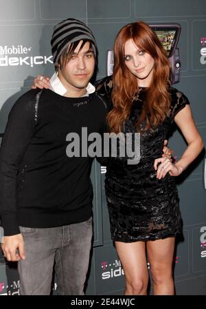 Pete Wentz und Ashlee Simpson-Wentz kommen zum Los Angeles T-Mobile Sidekick Launch Event, das am 14. Mai 2009 in den Paramount Studios in Los Angeles, CA, USA, stattfand. Foto von Tony DiMaio/ABACAPRESS.COM Stockfoto