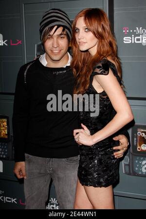 Pete Wentz und Ashlee Simpson-Wentz kommen zum Los Angeles T-Mobile Sidekick Launch Event, das am 14. Mai 2009 in den Paramount Studios in Los Angeles, CA, USA, stattfand. Foto von Tony DiMaio/ABACAPRESS.COM Stockfoto