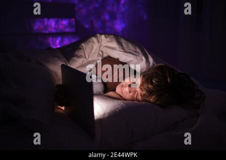 Teenager im Bett in seinem Zimmer unordentlich Stockfotografie - Alamy