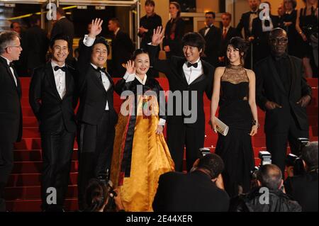 Der südkoreanische Regisseur Chan-Wook Park (2ndl), Kim OK-bin (2ndr), Kim Hae-Sook (C), Song Kang-Ho (3ndR) und Shin Ha-Kyun (L) kommen am 15. Mai 2009 zur Vorführung von "Thirst" während der 62. Filmfestspiele von Cannes im Palais des Festivals in Cannes, Frankreich. Foto von Nebinger-Orban/ABACAPRESS.COM Stockfoto