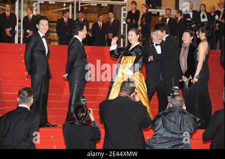 Der südkoreanische Regisseur Chan-Wook Park (2ndl), Kim OK-bin (2ndr), Kim Hae-Sook (C), Song Kang-Ho (3ndR) und Shin Ha-Kyun (L) kommen am 15. Mai 2009 zur Vorführung von "Thirst" während der 62. Filmfestspiele von Cannes im Palais des Festivals in Cannes, Frankreich. Foto von Nebinger-Orban/ABACAPRESS.COM Stockfoto