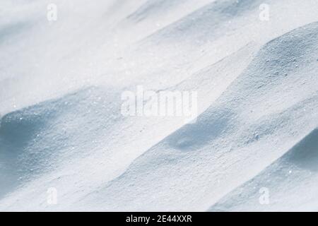 Von oben von der glatten Oberfläche des weißen Schnees auf sonnigem Wintertag als Hintergrund Stockfoto