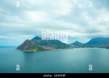 Chapman's Peak - Kapstadt, Südafrika - 19-01-2021 atemberaubende Aussicht auf Hout Bay vom Chapmans Peak. Wolkiger Himmel und stilles Wasser bringen ruhiges Gefühl. Stockfoto