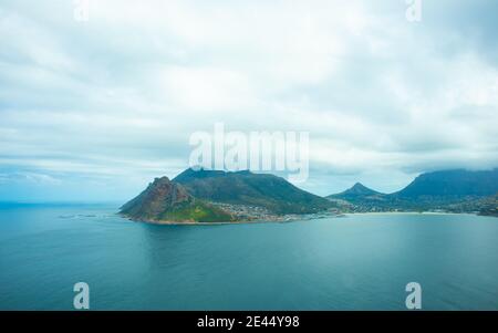 Chapman's Peak - Kapstadt, Südafrika - 19-01-2021 atemberaubende Aussicht auf Hout Bay vom Chapmans Peak. Wolkiger Himmel und stilles Wasser bringen ruhiges Gefühl. Stockfoto