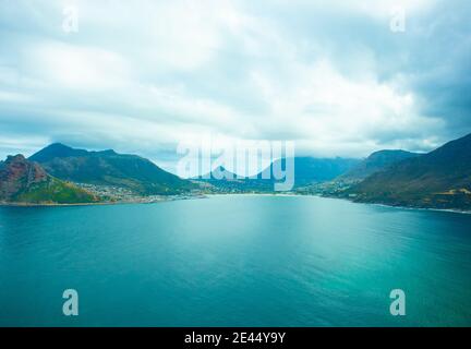 Chapman's Peak - Kapstadt, Südafrika - 19-01-2021 atemberaubende Aussicht auf Hout Bay vom Chapmans Peak. Wolkiger Himmel und stilles Wasser bringen ruhiges Gefühl. Stockfoto