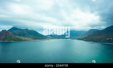 Chapman's Peak - Kapstadt, Südafrika - 19-01-2021 atemberaubende Aussicht auf Hout Bay vom Chapmans Peak. Wolkiger Himmel und stilles Wasser bringen ruhiges Gefühl. Stockfoto