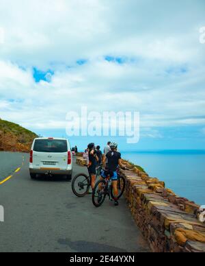 Chapman's Peak - Kapstadt, Südafrika - 19-01-2021 Radfahrerinnen halten nach einer Fahrt auf dem Chapmans Peak für eine Verschnaufpause. Stockfoto