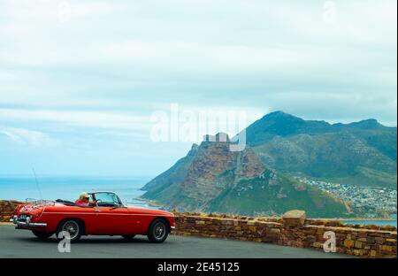 Chapman's Peak - Kapstadt, Südafrika - 19-01-2021 Vintage und stylish Auto geparkt an der Seitenstraße des Chapmans Peak. Mit Blick Auf Hout Bay. Stockfoto