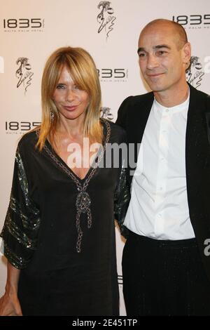 Rosanna Arquette und Jean-Marc Barr kommen zusammen in Erinnerung an den berühmten französischen Film "The Big Blue" (Le Grand Bleu) bei ihrer Party im White Palm Hotel während der 62. Filmfestspiele von Cannes im Palais des Festivals in Cannes, Frankreich am 17. Mai 2009. Foto von Guignebourg-Gorassini/ABACAPRESS.COM Stockfoto