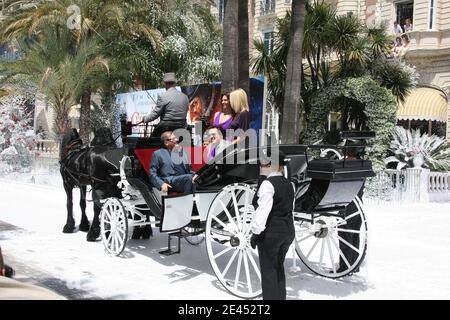 Cast Member Jim Carrey und Freundin Jenny McCarthy mit Regisseur Robert Zemeckis und Frau Leslie harter bei einer Fotoserie für den neuen Disney-Animationsfilm 'A Christmas Carol', während des 62. Cannes Film Festivals, im Carlton Hotel in Cannes, Frankreich am 18. Mai 2009. Foto von Gorassini-Guignebourg/ABACAPRESS.COM Stockfoto