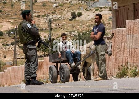 "Palästinensische Jugendliche werden am 18. Mai wegen einer Kontrolle durch israelische Grenzsoldaten im Zentrum der Stadt Hebron im Westjordanland gestoppt. 2009 bei einem Besuch einer Delegation von ultra-nationalistischen israelischen Abgeordneten, die gegen die Förderung der Lockerung der Beschränkungen für Palästinenser durch den israelischen Ministerpräsidenten Benjamin Netanjahu protestieren. Netanjahu wird ein erstes Treffen von Angesicht zu Angesicht mit Präsident Barack Obama haben, inmitten von Spaltungen über die Friedensschaffung im Nahen Osten und die nuklearen Ambitionen des Iran. Der hawkische Premier, der eine "frische" Herangehensweise an den israelisch-palästinensischen Konflikt will, wird sich in der Sitzung des Weißen Hauses über M enthüllen Stockfoto