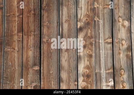 Wand aus braunen Holzbrettern Stockfoto