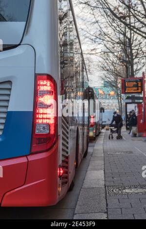 Bremslicht an einer Bushaltestelle in Hamburg Stockfoto