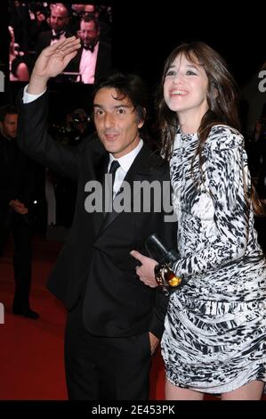 Yvan Attal und Charlotte Gainsbourg nehmen an der Vorführung von "Antichrist" beim 62. Filmfestival in Cannes, Frankreich, am 18. Mai 2009 Teil. Foto von Lionel Hahn/ABACAPRESS.COM Stockfoto