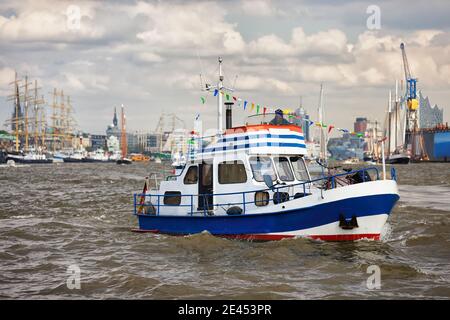 Motorboot auf der elbe in Hamburg Stockfoto