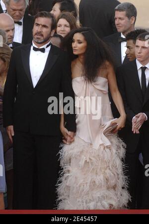 Der Schauspieler Eric Cantona und seine Frau Rachida Brakni kommen am 18. Mai 2009 zur Vorführung von "Looking for Eric" während der 62. Filmfestspiele von Cannes im Palais des Festivals in Cannes, Frankreich. Foto von Gorassini-Guignebourg/ABACAPRESS.COM Stockfoto