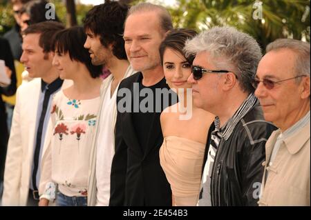 (L-R) Ruben Ochandiano, Blanca Portillo, Tamar Novas, Lluis Homar, Penelope Cruz, Regisseur Pedro Almodovar und Jose Luis Gomez bei einer Fotowand für den Film 'Broken Embraces' im Rahmen der 62. Internationalen Filmfestspiele von Cannes, im Palais des Festivals, in Cannes, Südfrankreich am 19. Mai 2009. Foto von Nebinger-Orban/ABACAPRESS.COM Stockfoto